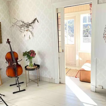 Sentrumsnaer Og Sjarmerende Bolig Til Leie I * Arendal