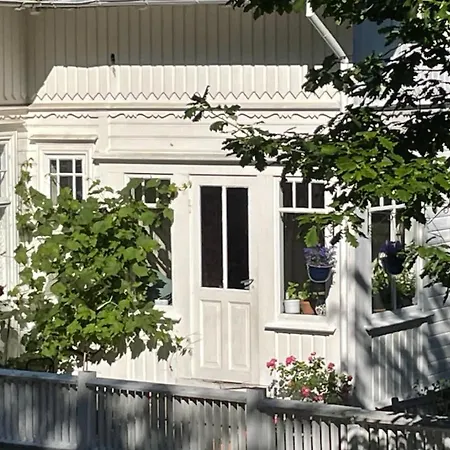 Sentrumsnaer Og Sjarmerende Bolig Til Leie I Feriehus Arendal